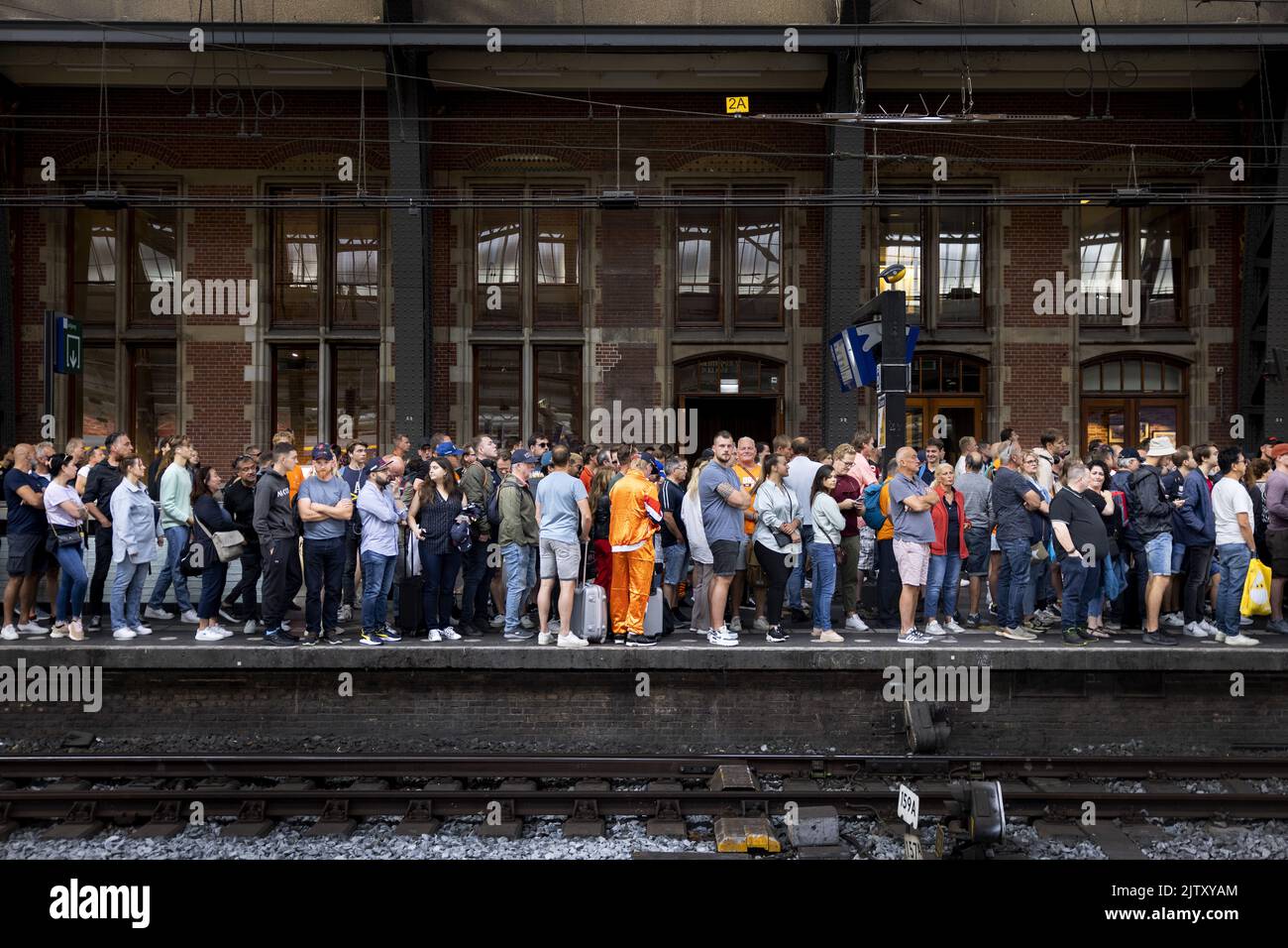 2022-09-02 10:47:00 AMSTERDAM - Amsterdam Central ist beschäftigt mit Menschen, die nach Zandvoort gehen wollen. Hier beginnt die Formel 1. Da große Menschenmengen erwartet wurden, verkehrt alle fünf Minuten ein Zug zwischen Amsterdam Central und dem Bahnhof Zandvoort aan Zee. ANP RAMON VAN FLYMEN niederlande Out - belgien Out Stockfoto