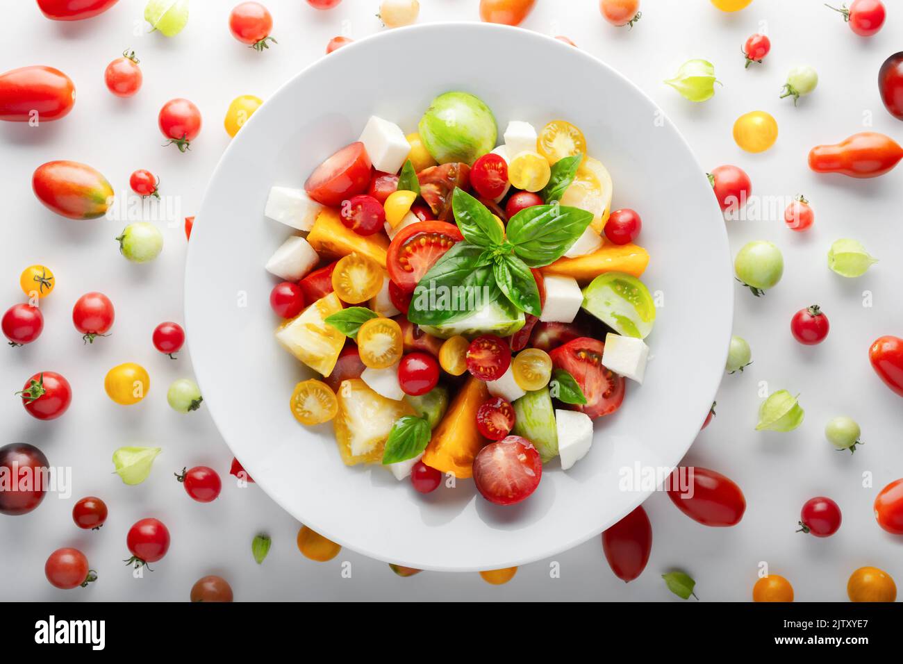 Salat mit verschiedenen Sorten, rote, gelbe, grüne und schwarze ...