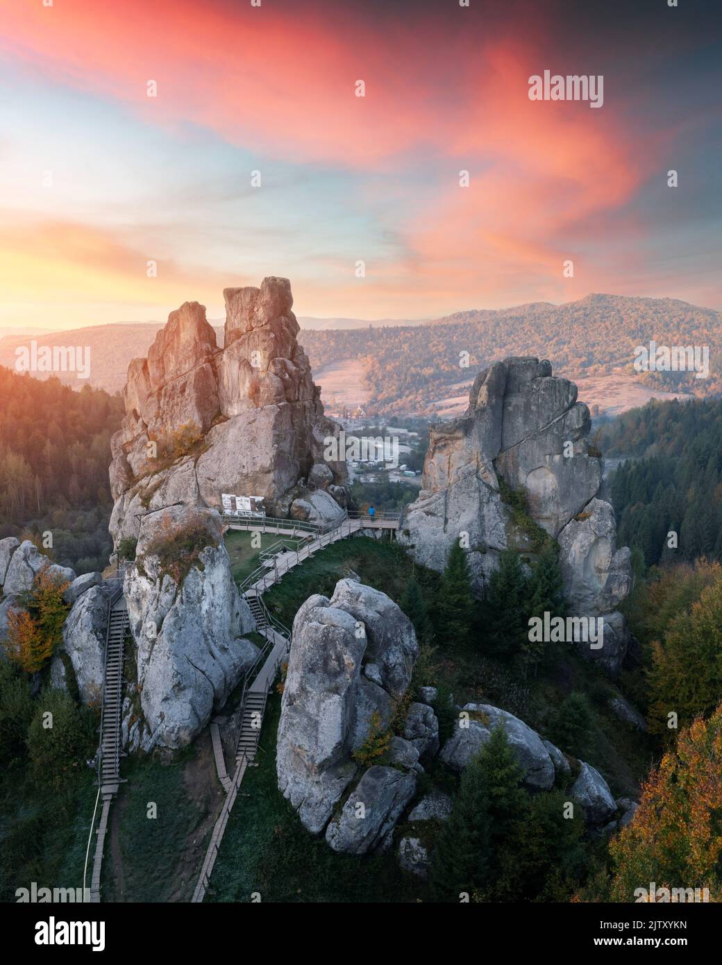Luftaufnahme von Drohne zur Festung Tustan - Archäologisches und Naturdenkmal von nationaler Bedeutung im Dorf Urych im Herbst, Ukraine. Landschaftsfotografie Stockfoto