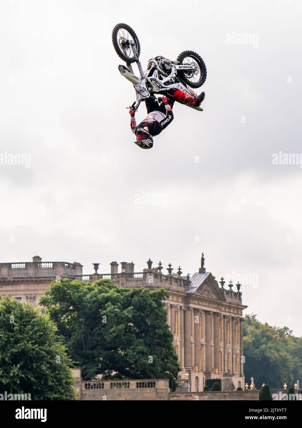 Ein Mitglied des Bolddog Lings FMX Display Teams tritt während der Chatsworth Country Fair in Bakewell, Derbyshire, über das Chatsworth House auf. Bilddatum: Freitag, 2. September 2022. Stockfoto