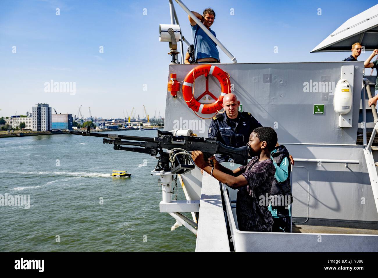 2022-09-02 12:08:47 ROTTERDAM - Besucher am ersten Tag der 45. World Port Days auf einem Marineschiff. Neben dem Lustrum der Hafentage wird auch das neunzigste Jubiläum des Rotterdamer Hafens gefeiert und der Nieuwe Waterweg feiert sein 150.-jähriges Bestehen. ANP ROBIN UTRECHT niederlande Out - belgien Out Stockfoto
