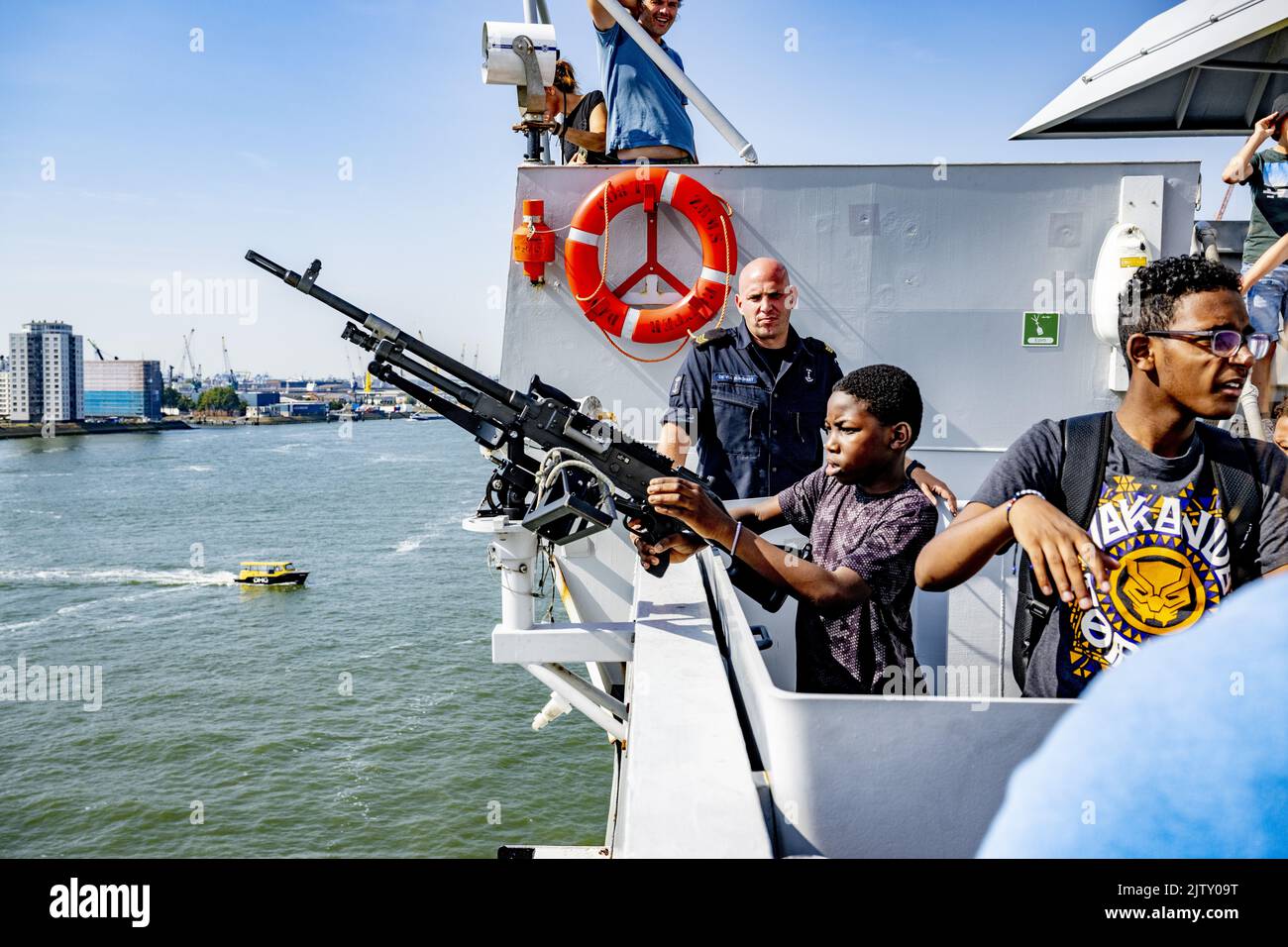 2022-09-02 12:08:44 ROTTERDAM - Besucher am ersten Tag der 45. World Port Days auf einem Marineschiff. Neben dem Lustrum der Hafentage wird auch das neunzigste Jubiläum des Rotterdamer Hafens gefeiert und der Nieuwe Waterweg feiert sein 150.-jähriges Bestehen. ANP ROBIN UTRECHT niederlande Out - belgien Out Stockfoto
