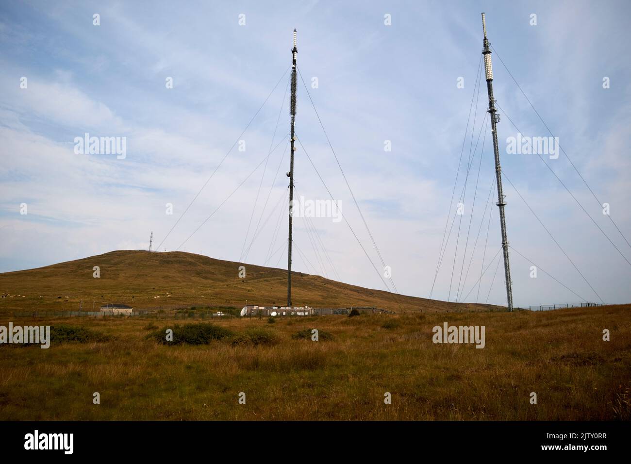 Black Mountain Sending Station mit dem Gipfel des Divis Mountain im Hintergrund in Divis und Black Mountain belfast Hills Range belfast Northern Stockfoto