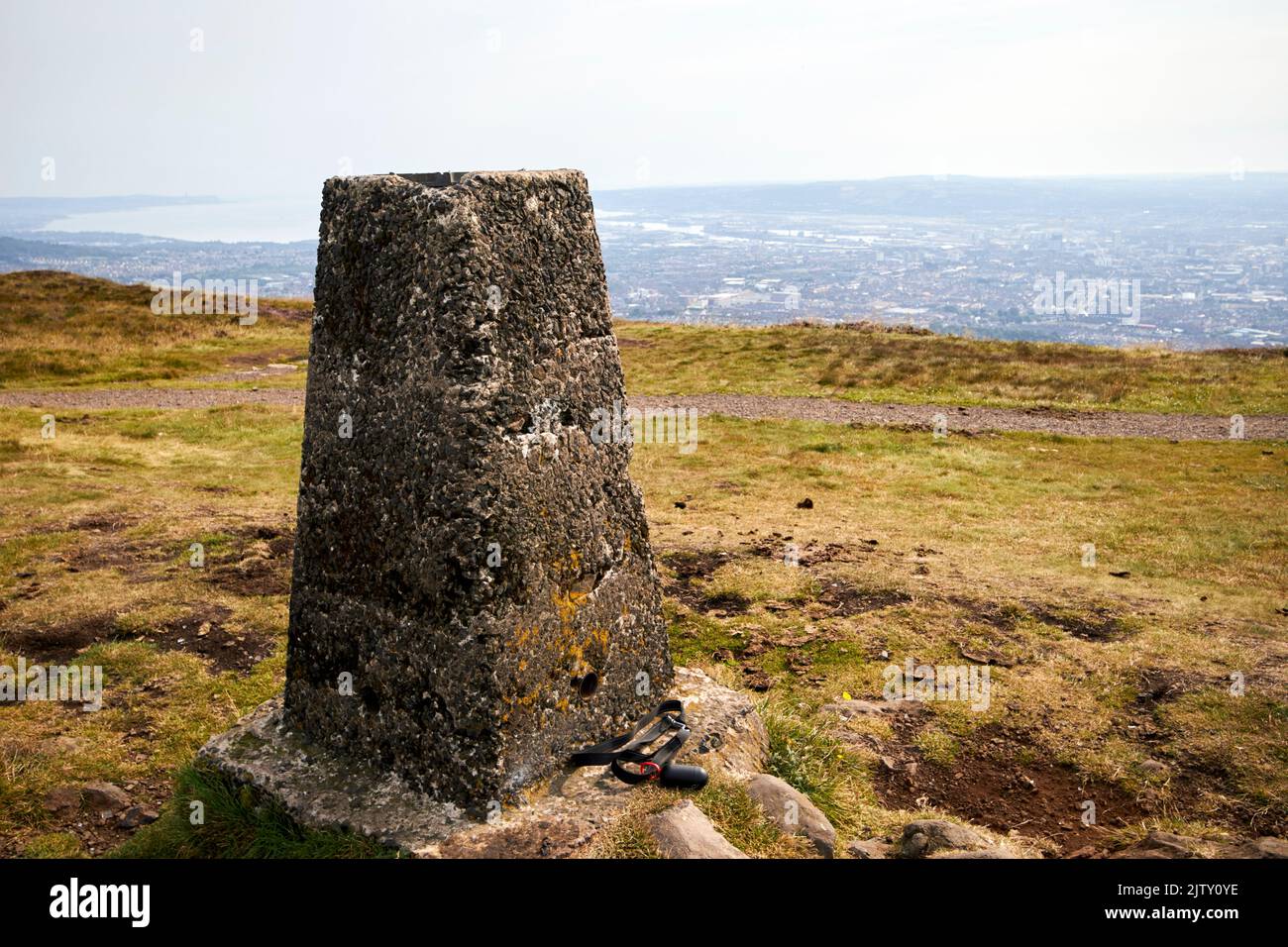 trigonometrie Punkt auf dem Gipfel Black Mountain in Divis und Black Mountain belfast Hills Range mit Blick auf belfast Nordirland Stockfoto