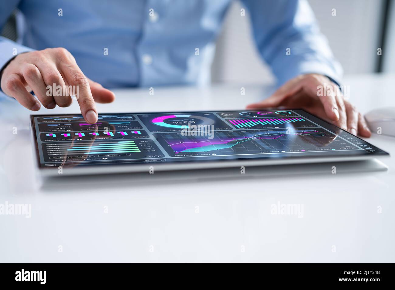 Geschäftsmann, der Analysedaten-KPI-Dashboard-Technologie verwendet Stockfoto