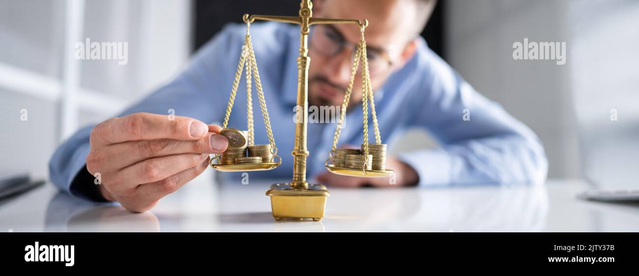 Geld Auf Justizebene. Anwalt Ausgleich Von Wohlstand Stockfoto
