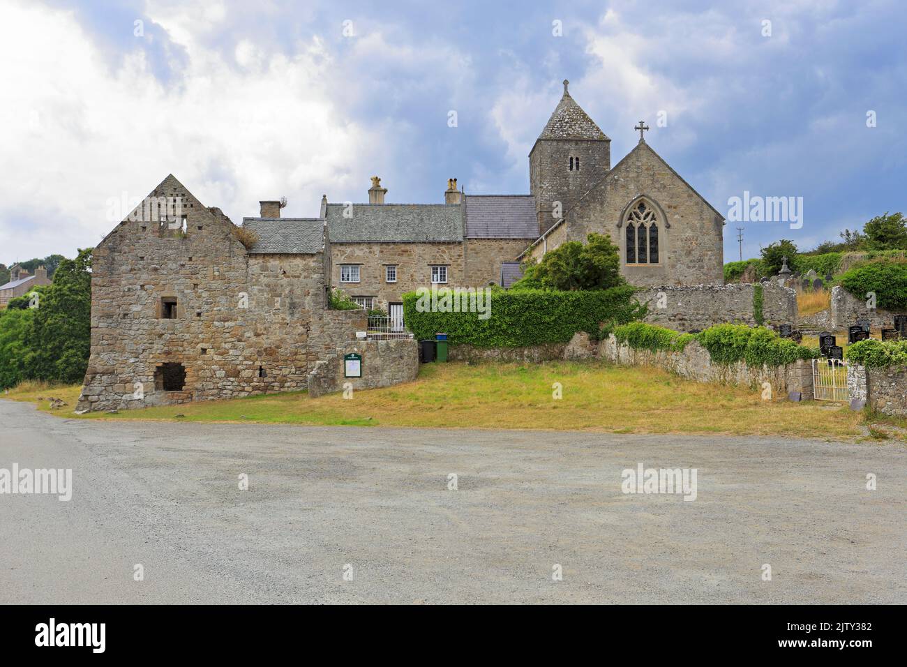 Penmon Priory on the Wales Cost Path, Penmon near Beaumaris, Isle of Anglesey, Ynys Mon, North Wales, VEREINIGTES KÖNIGREICH. Stockfoto