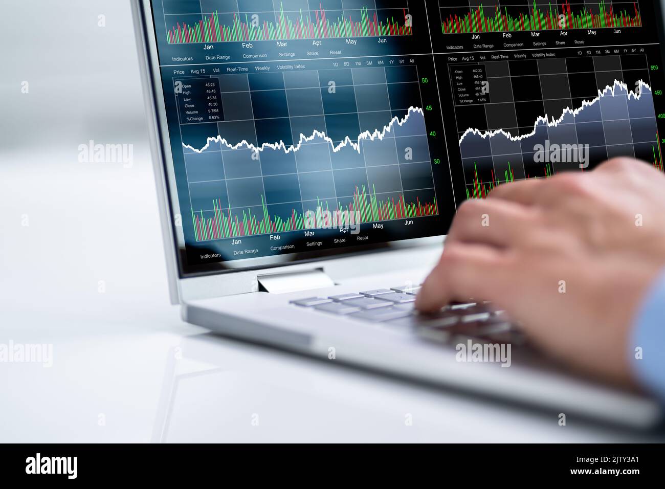 Stock Broker Exchange Trading App Auf Laptop Stockfoto