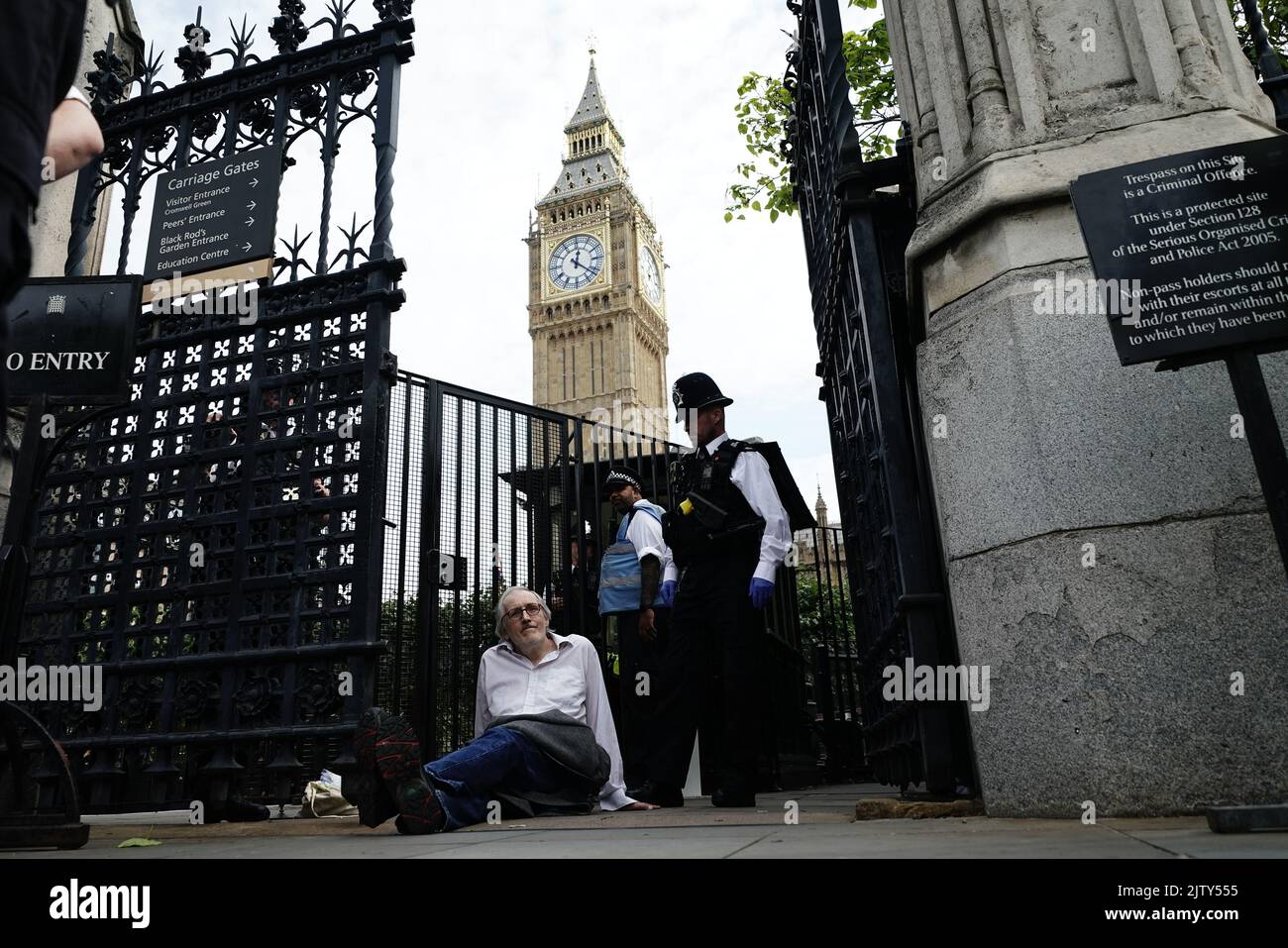 Extinction Rebellion Protestierende demonstrieren vor dem Houses of Parliament, Westminster, und fordern eine Versammlung der Menschen. Die Kampagnengruppe sagt, dass sich Unterstützer auch um den Vorsitzenden des Sprechers in der Kammer des Unterhauses geklebt haben. Bilddatum: Freitag, 2. September 2022. Stockfoto