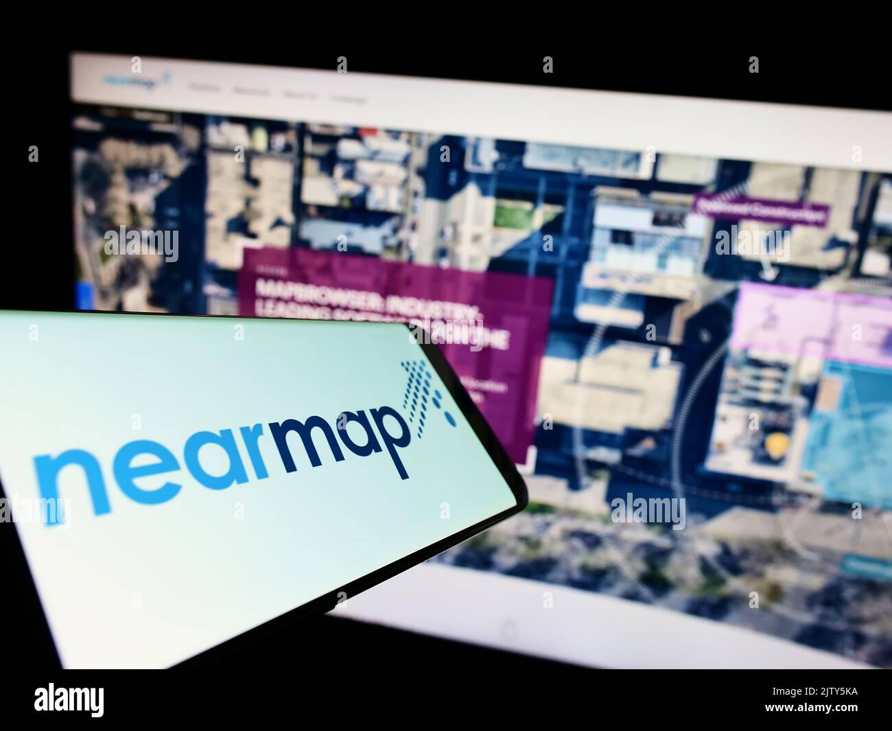 Handy mit Logo des Luftbildunternehmens Nearmap Limited auf dem Bildschirm vor der Business-Website. Fokus rechts neben dem Telefondisplay. Stockfoto