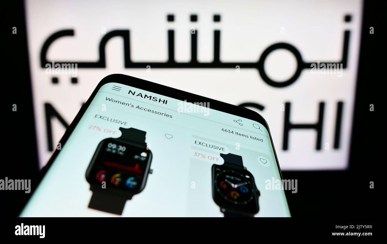 Smartphone mit Website des arabischen E-Commerce-Unternehmens Namshi auf dem Bildschirm vor dem Business-Logo. Konzentrieren Sie sich auf die obere linke Seite des Telefondisplays. Stockfoto