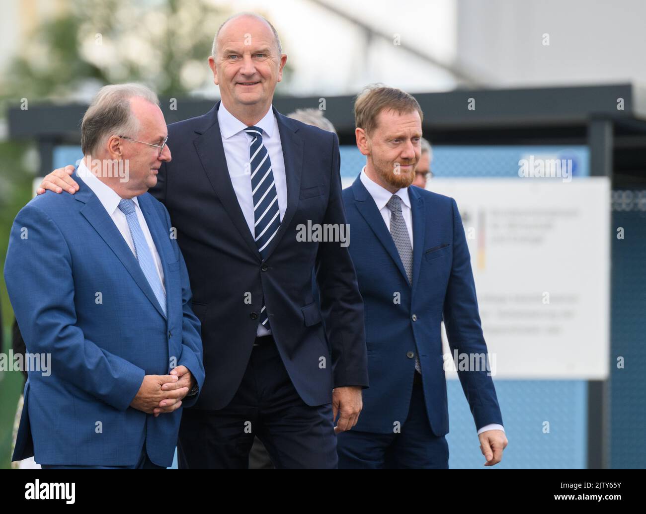 Spreetal, Deutschland. 02. September 2022. Reiner Haseloff (CDU, l-r), Ministerpräsident von Sachsen-Anhalt, Dietmar Woidke (SPD), Ministerpräsident von Brandenburg, und Michael Kretschmer (CDU), Ministerpräsident von Sachsen, warten auf Bundeskanzler Scholz vor dem Lausitz-Gründerzentrum Dock3. Die Bundeskanzlerin will mit den Ministerpräsidenten von Sachsen, Sachsen-Anhalt und Brandenburg über den geplanten Ausstieg aus der Braunkohle und den Strukturwandel in der Lausitz sprechen. Kredit: Robert Michael/dpa/Alamy Live Nachrichten Stockfoto