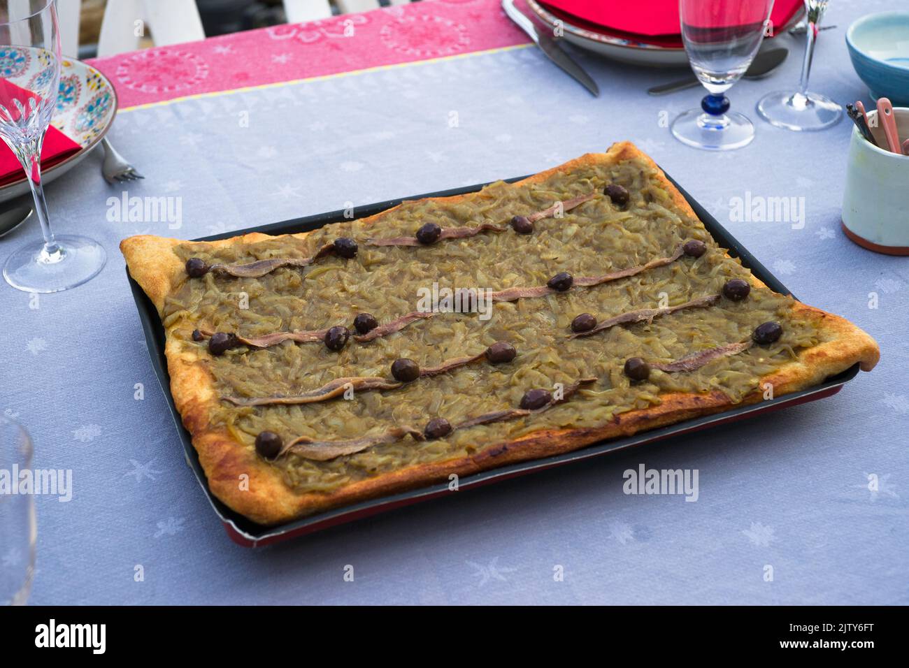 pissaladière auf einem Tisch im Sommer Stockfoto