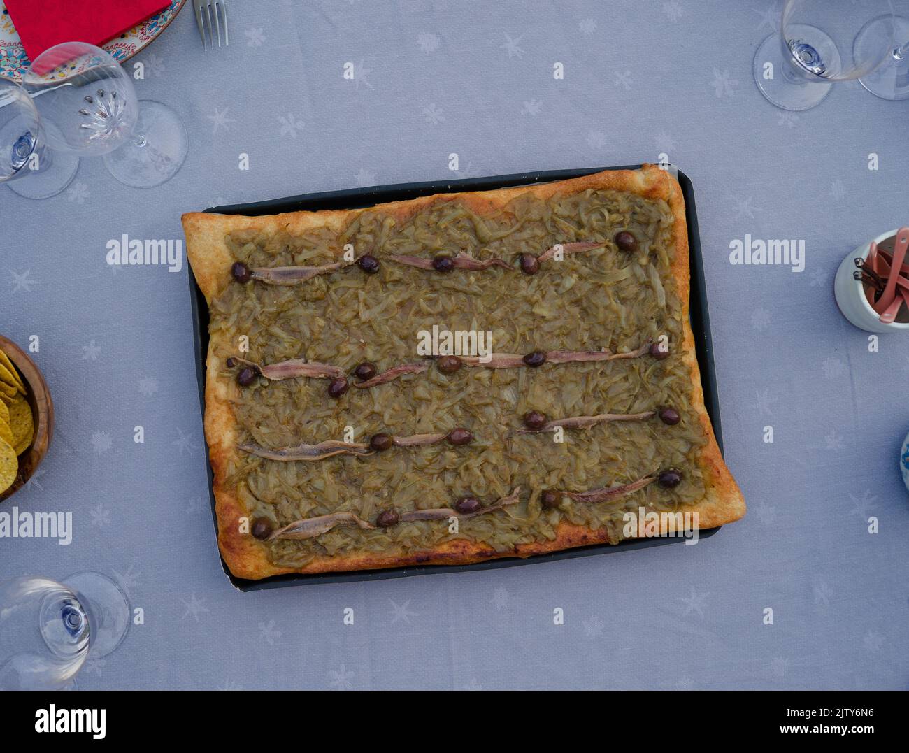 pissaladière auf einem Tisch im Sommer Stockfoto