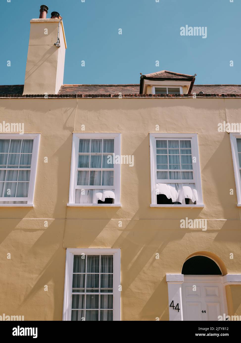 Offene Schiebefenster mit Netzvorhängen, die im Wind wehen - Sommerfenster Lüftung Haus frische Luft Stockfoto