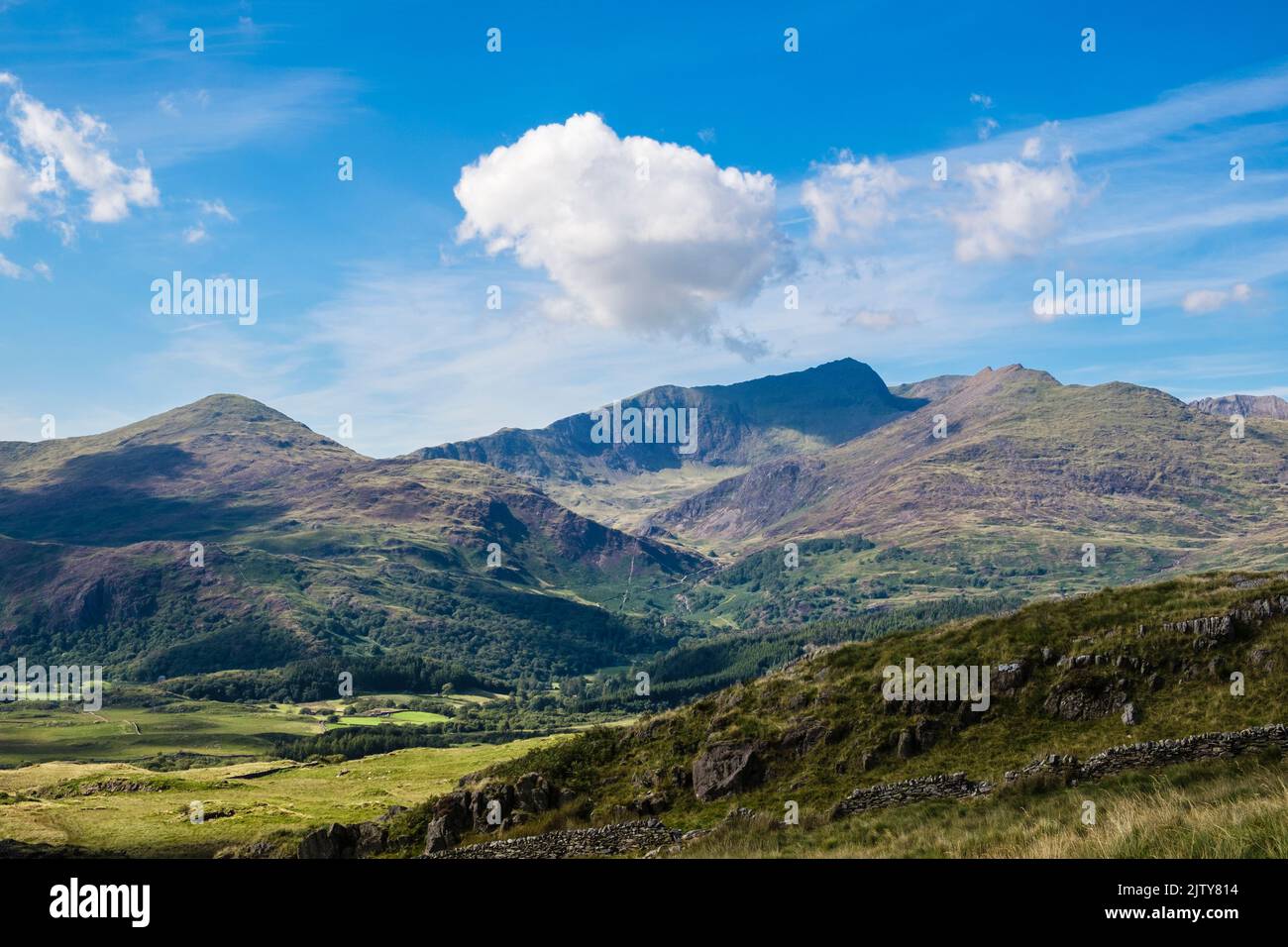 Yr Aran und das Snowdon Hufeisen über das Nant Gwynant Tal von den unteren Hängen des Cnicht. Beddgelert, Gwynedd, Nordwales, Großbritannien Stockfoto