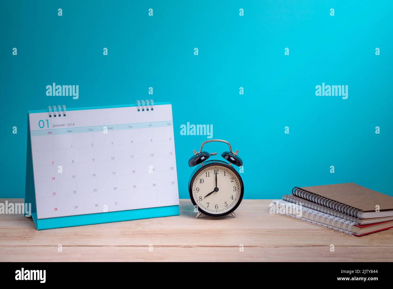 Vintage Uhr und Kalender auf Holz, Zeitkonzept Stockfoto