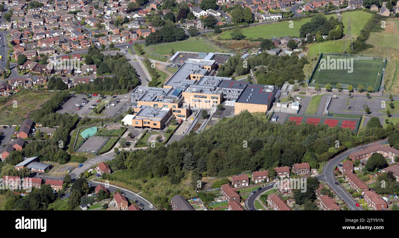 Luftaufnahme der Bolton St. Catherine's Academy, einer Glaubensschule in Breightmet, Bolton Stockfoto