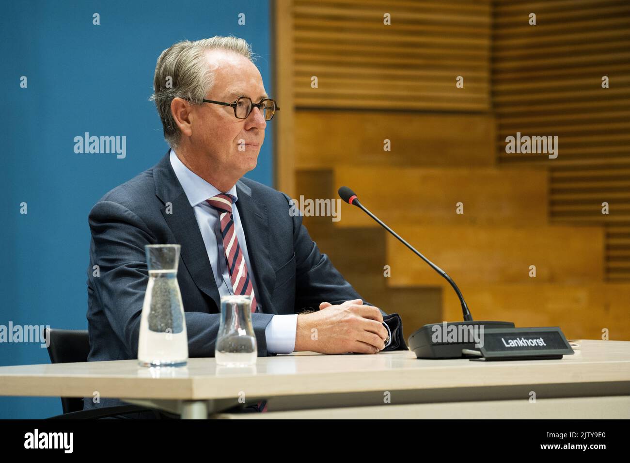 2022-09-02 14:02:00 DEN HAAG - Gertjan Lankhorst im Untersuchungsraum des Repräsentantenhauses während einer öffentlichen Befragung des parlamentarischen Untersuchungsausschusses zur Erdgasförderung in Groningen. Das Komitee untersucht die Jahre der Gasbohrungen in der Provinz. Von 2003 bis 2005 war er Generaldirektor für Energie im Wirtschaftsministerium und CEO bei GasTerra (2006-2016). Seit 2017 ist er Vorsitzender des Vereins für Energie, Umwelt und Wasser. ANP LEX VAN LIESHOUT niederlande Out - belgien Out Stockfoto