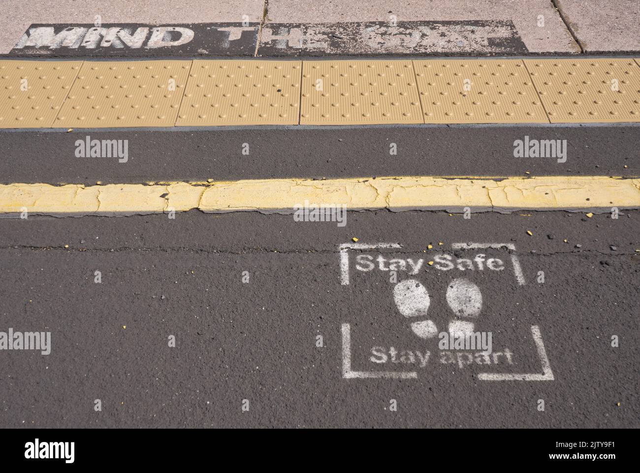 Sicherheitsschilder am Bahnhof des internationalen Flughafens Birmingham, Birmingham, England, Großbritannien Stockfoto