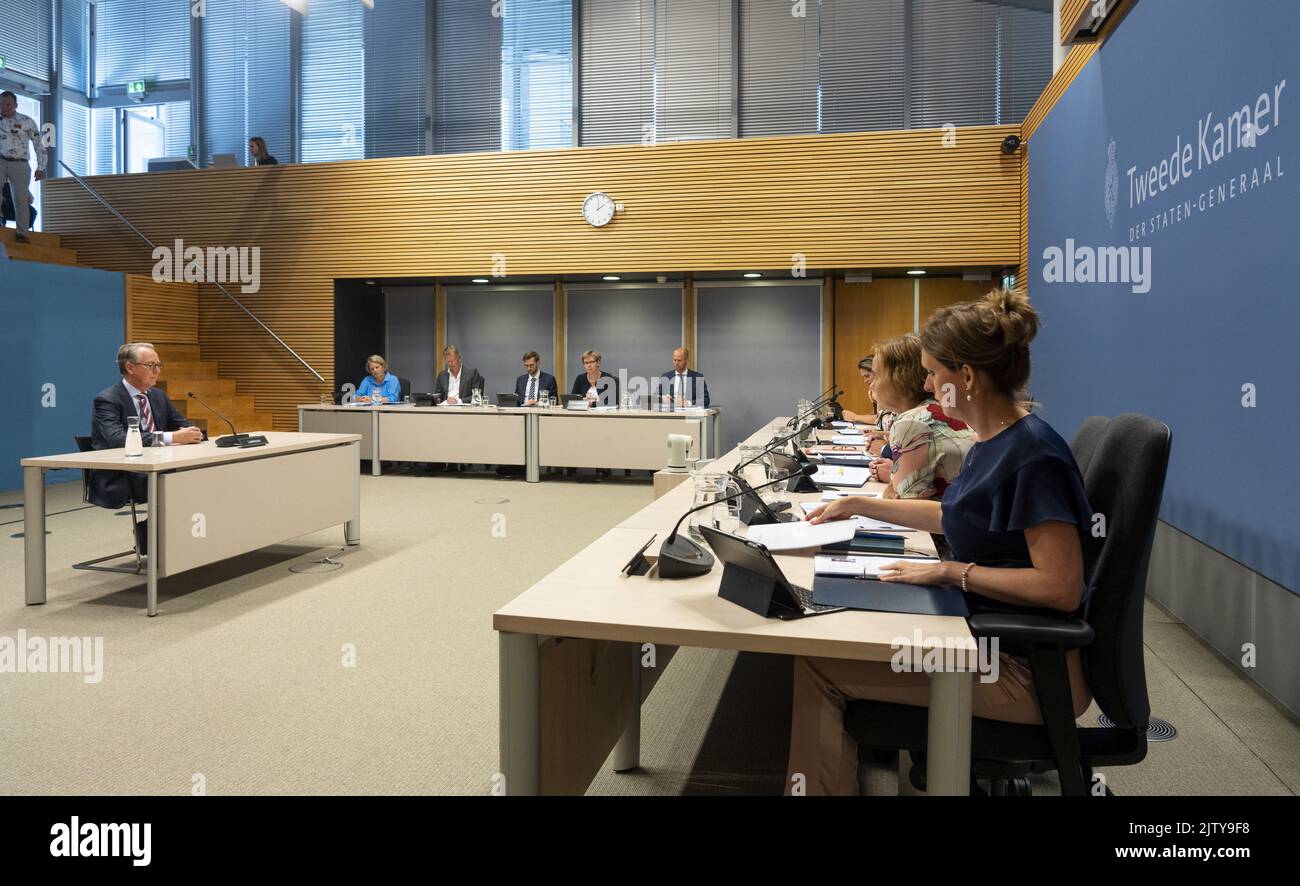 2022-09-02 14:00:42 DEN HAAG - Gertjan Lankhorst im Untersuchungsraum des Repräsentantenhauses während einer öffentlichen Befragung des parlamentarischen Untersuchungsausschusses zur Erdgasförderung in Groningen. Das Komitee untersucht die Jahre der Gasbohrungen in der Provinz. Von 2003 bis 2005 war er Generaldirektor für Energie im Wirtschaftsministerium und CEO bei GasTerra (2006-2016). Seit 2017 ist er Vorsitzender des Vereins für Energie, Umwelt und Wasser. ANP LEX VAN LIESHOUT niederlande Out - belgien Out Stockfoto