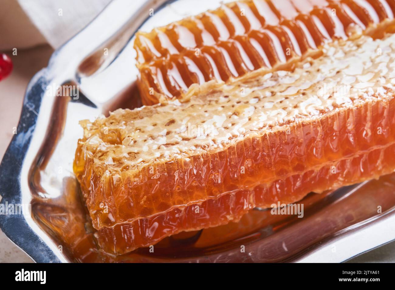 Waben. Rosh Hashanah. Wabe in einem rustikalen Teller. Bizarrer Winkel. . Grußkarte zum jüdischen Neujahrsfest. Rosh Hashanah Urlaubsattribute. S Stockfoto