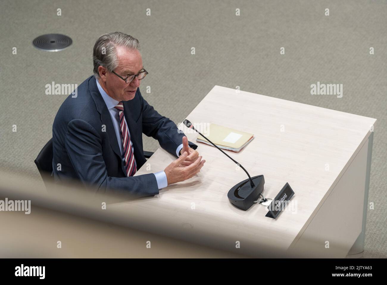 2022-09-02 14:06:47 DEN HAAG - Gertjan Lankhorst im Untersuchungsraum des Repräsentantenhauses während einer öffentlichen Befragung des parlamentarischen Untersuchungsausschusses zur Erdgasförderung in Groningen. Das Komitee untersucht die Jahre der Gasbohrungen in der Provinz. Von 2003 bis 2005 war er Generaldirektor für Energie im Wirtschaftsministerium und CEO bei GasTerra (2006-2016). Seit 2017 ist er Vorsitzender des Vereins für Energie, Umwelt und Wasser. ANP LEX VAN LIESHOUT niederlande Out - belgien Out Stockfoto