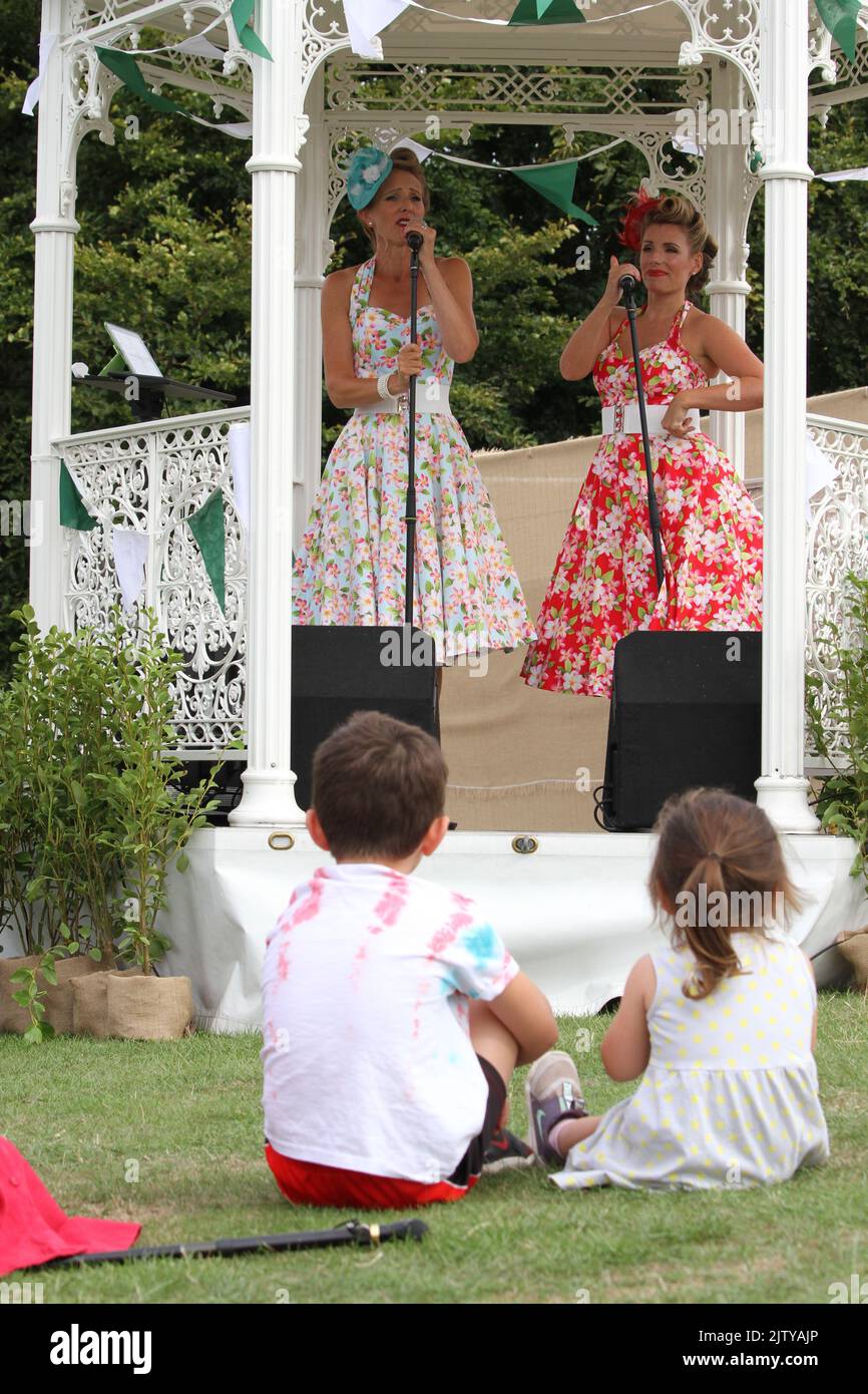Saffron Walden, Großbritannien. 02.. September 2022. Die erste BBC Gärtner-Weltherbstmesse findet im Audley End House in Essex statt. Kinder genießen es, das Polka Dots Duo beim Singen zu beobachten und dabei das Beste der Vintage-Musik zu feiern. Kredit: Eastern Views/Alamy Live Nachrichten Stockfoto