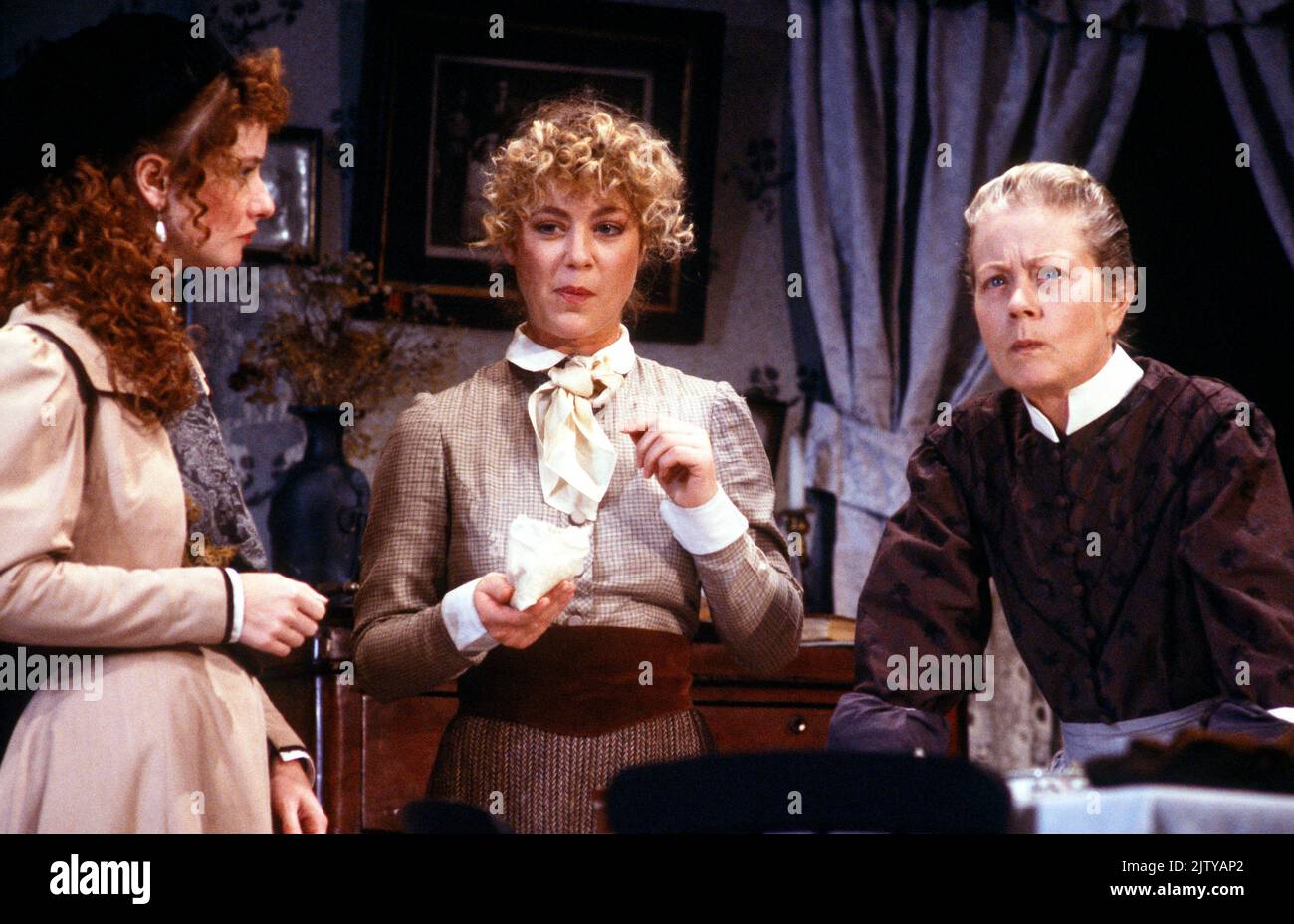 l-r: Jane Horrocks (Beatrice), Claire Parker (Nellie), Annette Crosbie (Mrs Lambert) in A COLLIER'S FRIDAY NIGHT von D.H. Lawrence im Greenwich Theatre, London SE10 26/10/1987 Design: Kenny Miller Beleuchtung: Gerry Jenkinson Regie: John Dove Stockfoto