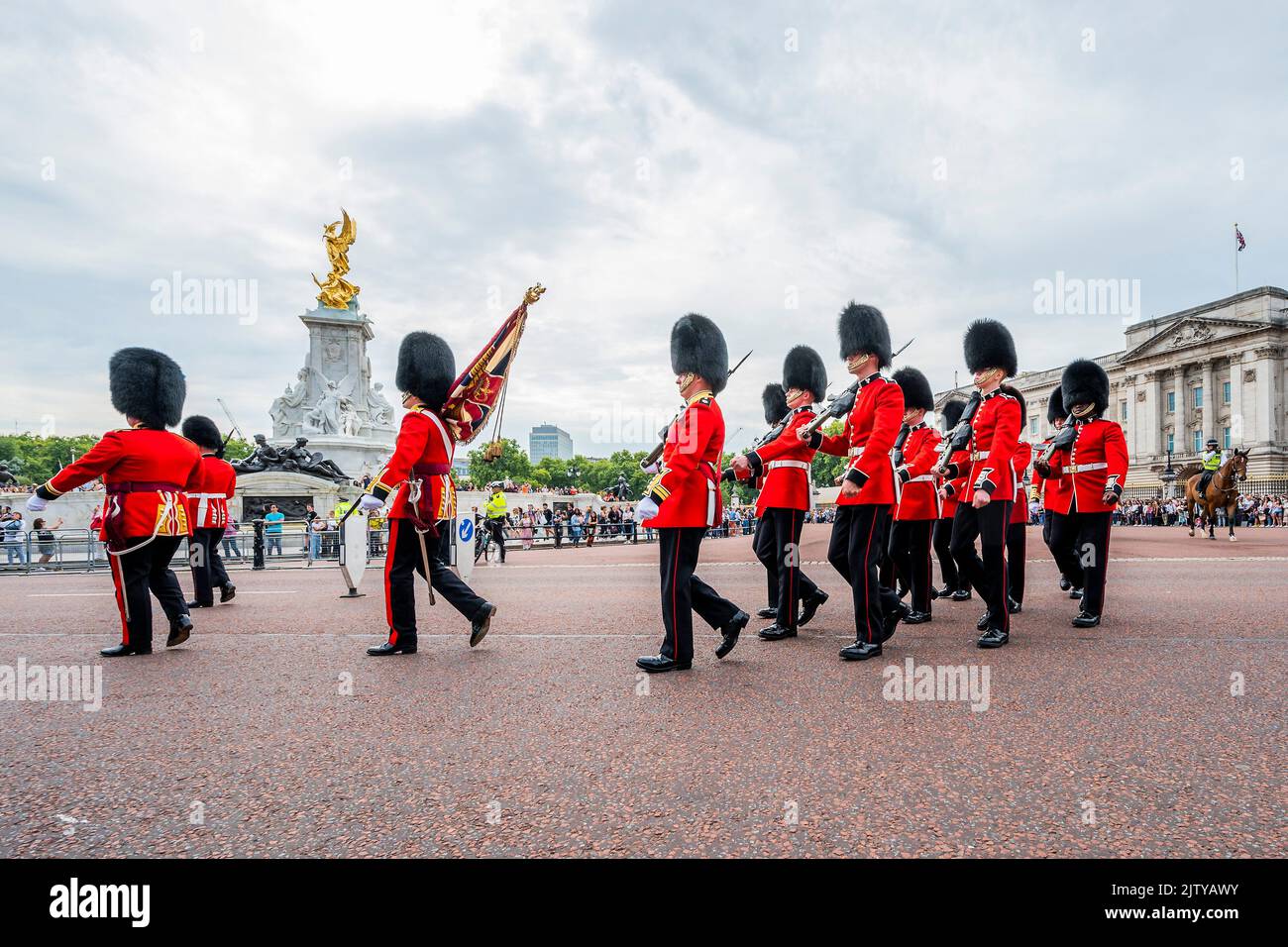 London, Großbritannien. 2. September 2022. Ein Teil der Einheit geht zu ihren Wachaufgaben im St. James Palast - die irischen Garden bilden zwei neue Unternehmen und die Nummer 12 Kompanie bildet sich zur Inspektion in Wellington Barracks und Monts the Queen's Guard im Buckingham Palast - als Teil des Modernisierungsprogramms der Armee ‘Future Soldier', Zwei neue Foot Guards Public Pflichtunternehmen (PDCs) werden gegründet, um die Traditionen und Ethos des historischen und Schlacht geehrt 2. Bataillon Irish Guards wiederbeleben. Kredit: Guy Bell/Alamy Live Nachrichten Stockfoto