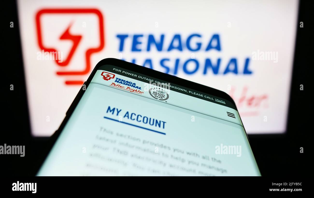 Smartphone mit Webseite des malaysischen Unternehmens Tenaga Nasional Berhad (TNB) auf dem Bildschirm vor dem Firmenlogo. Konzentrieren Sie sich auf die obere linke Seite des Telefondisplays. Stockfoto