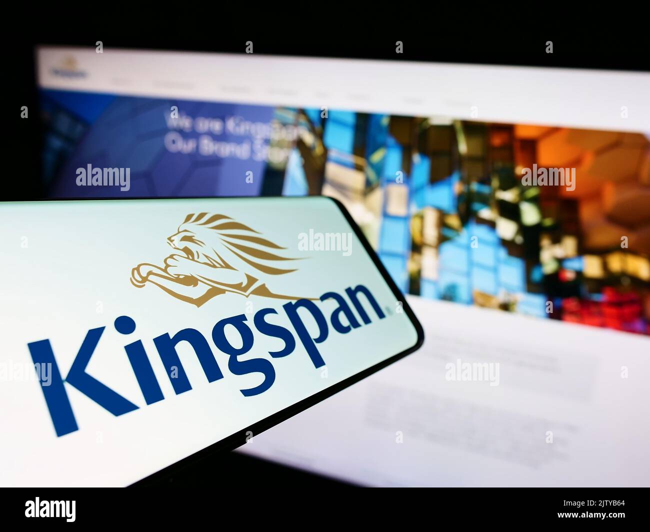 Smartphone mit Logo des Baustoffunternehmens Kingspan Group plc auf dem Bildschirm vor der Unternehmenswebsite. Konzentrieren Sie sich auf die Mitte des Telefondisplays. Stockfoto