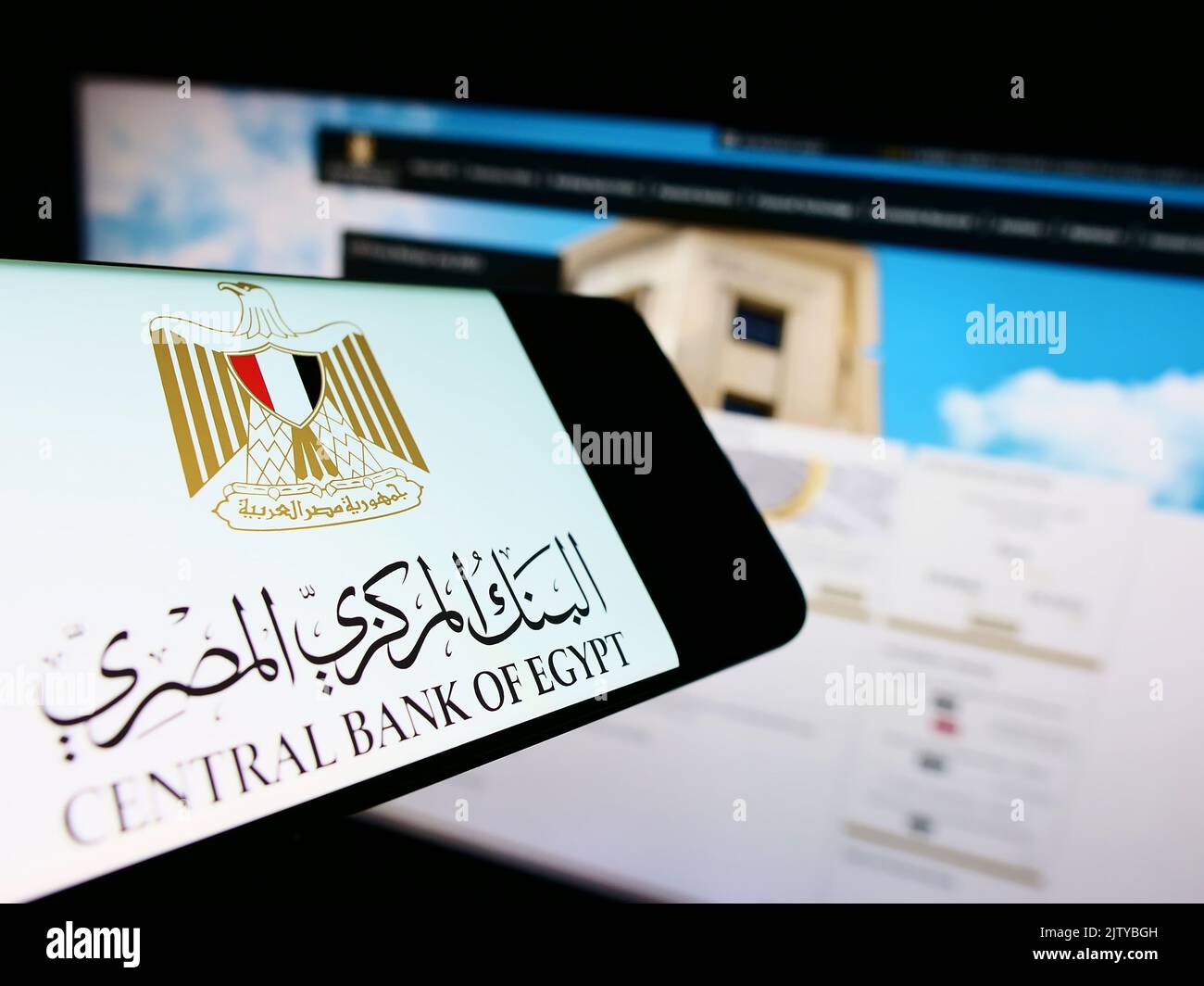 Handy mit Logo der Währungsbehörde Zentralbank von Ägypten (CBE) auf dem Bildschirm vor der Website. Fokus rechts neben dem Telefondisplay. Stockfoto