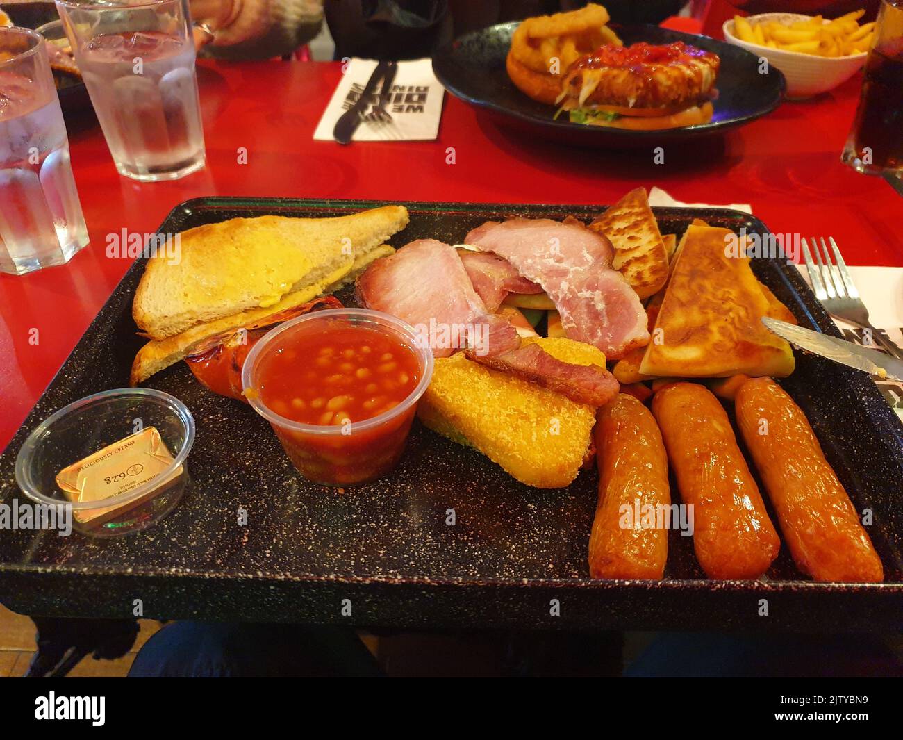 Große braten auf einem Backblech in einem Café in Nordirland mit Soda und Kartoffelbrot serviert Stockfoto