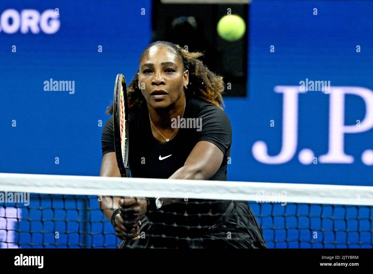 Queens, NY, USA. 01. September 2022. **KEINE NY-ZEITUNGEN** Serena Williams (USA) gibt Lucie Hradecka (CZE) und Linda Noskova (CZE) während ihres Doppelspieles während der US Open 2022 im USTA Billie Jean King National Tennis Center am 1. September 2022 in Queens, New York City, einen Ball zurück. Kredit: Mpi04/Media Punch/Alamy Live Nachrichten Stockfoto