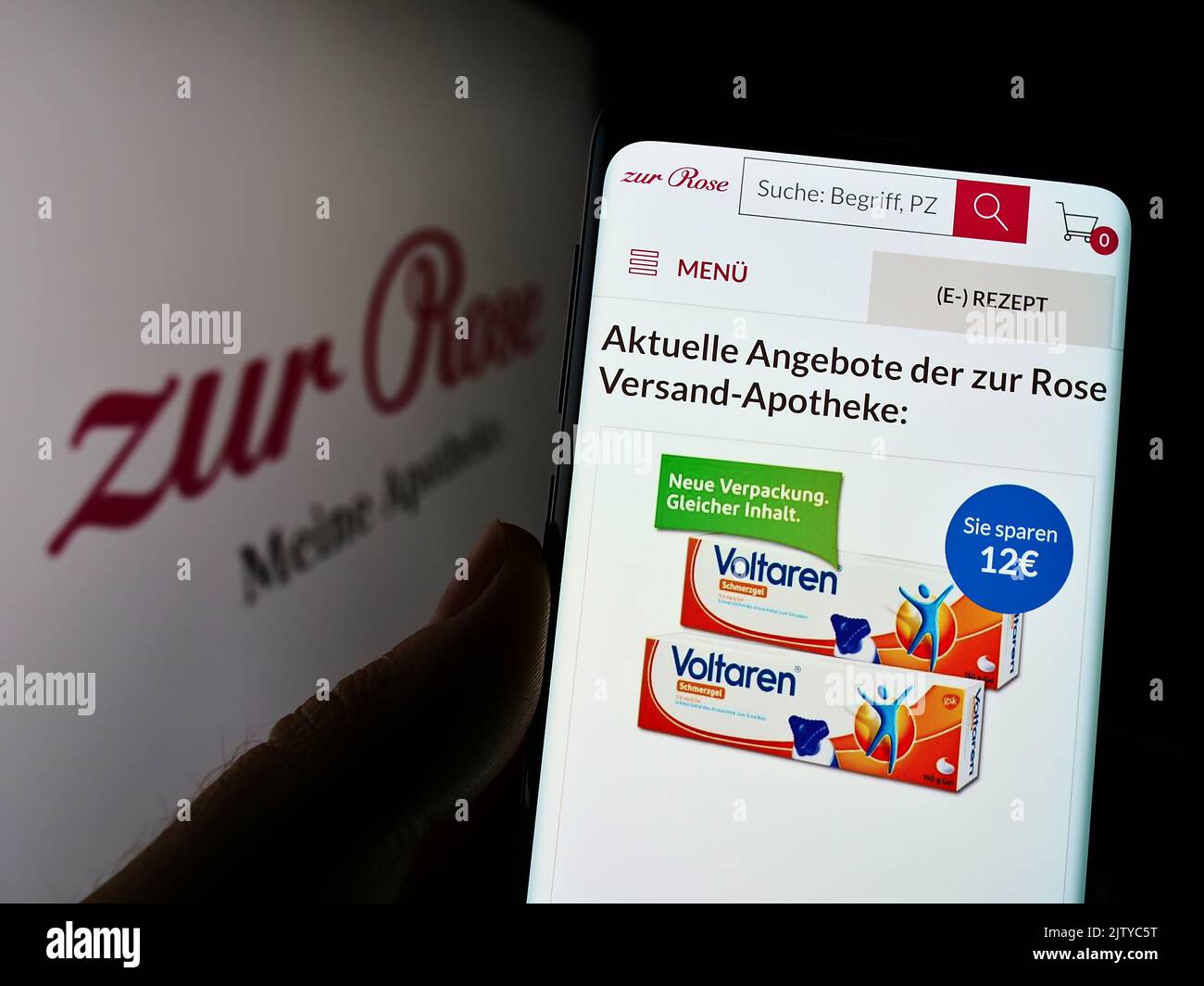 Person, die Smartphone mit der Webseite des Schweizer Pharmaunternehmens zur Rose Group AG auf dem Bildschirm vor dem Logo hält. Konzentrieren Sie sich auf die Mitte des Telefondisplays. Stockfoto