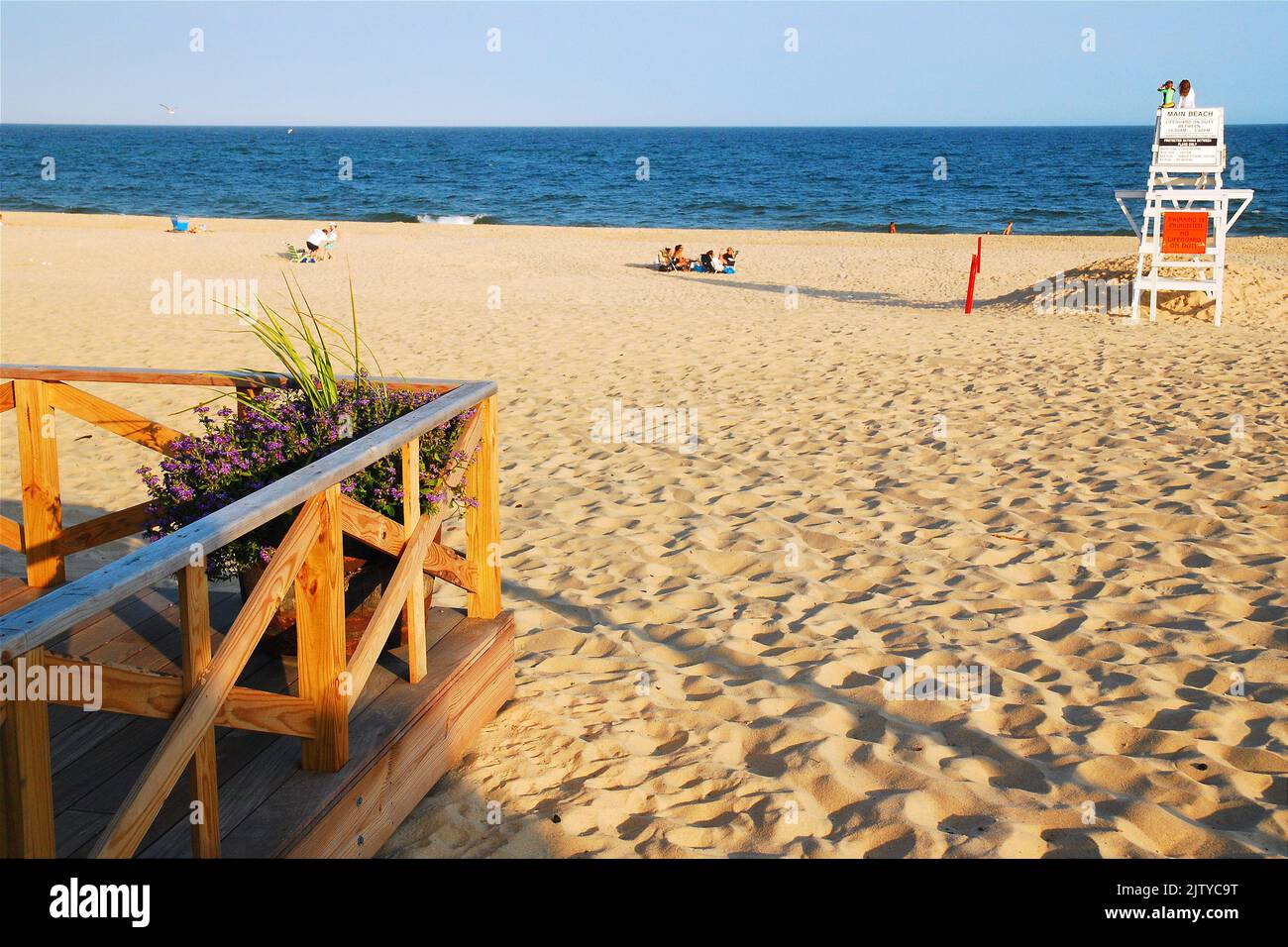 Eine kleine Terrasse des Pavillons von Main Beach, East Hampton, Long Island, blickt auf den leeren Sand der Küste am späten Nachmittag der Hamptons Stockfoto