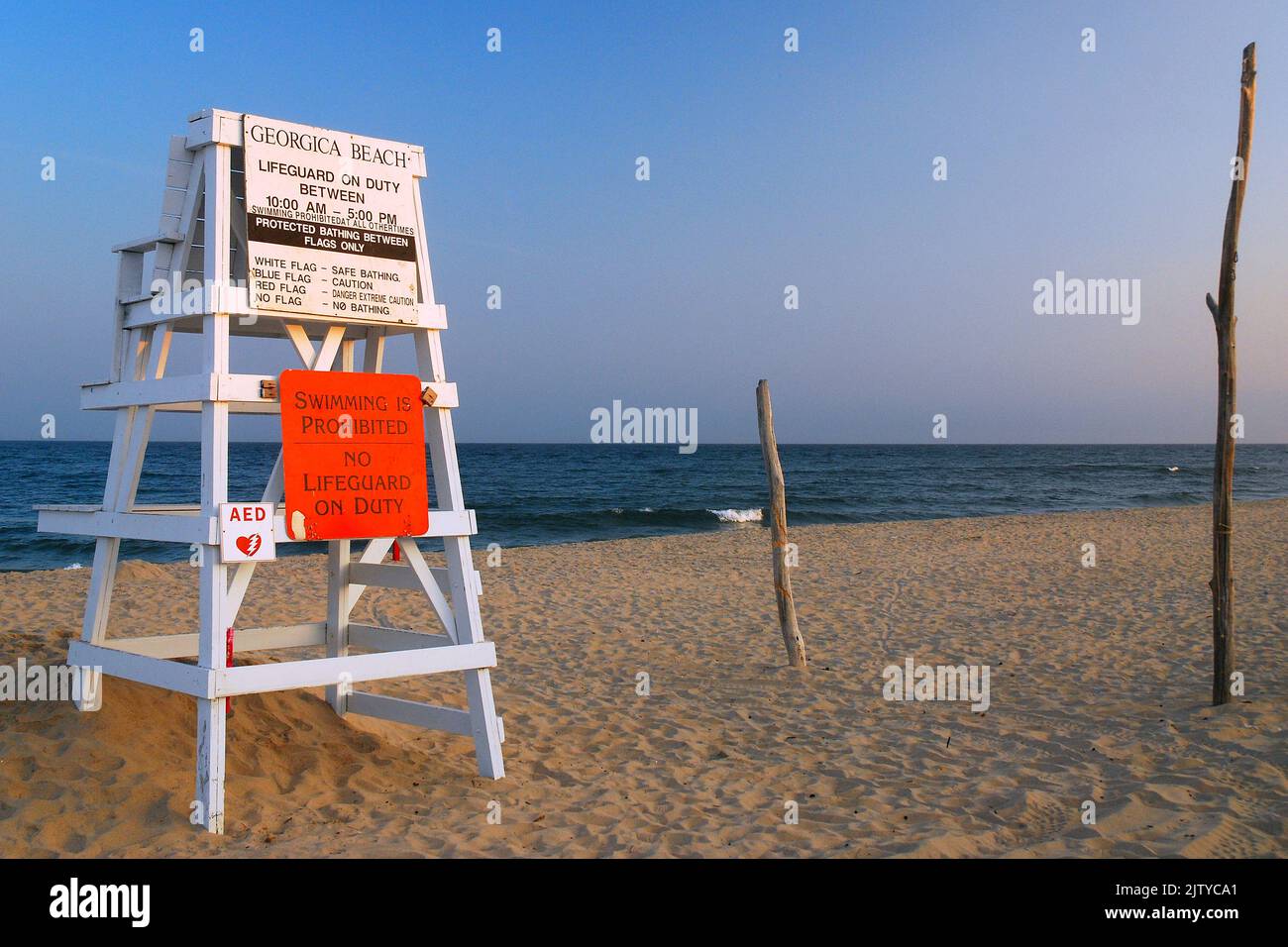 Am späten Nachmittag am Georgica Beach lässt Ion East Hampton, eines der Hamptons, Long Island, einen leeren Strand zurück und niemand im Rettungsschwimmerstuhl Stockfoto