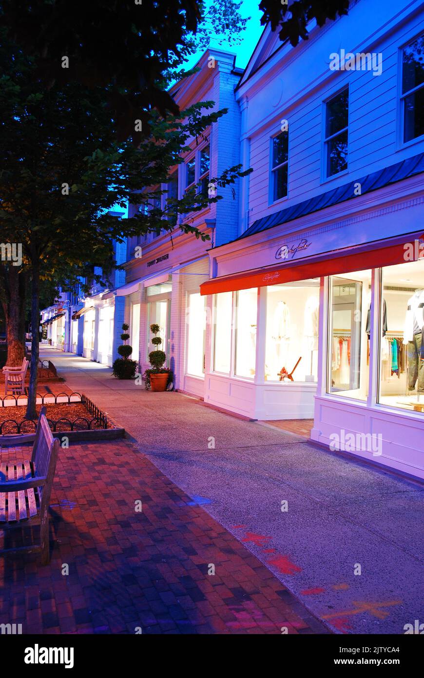 Die High-End-Geschäfte in East Hampton, Long Island, einer der Städte der Hamptons, werden als Dämmerung beleuchtet Stockfoto