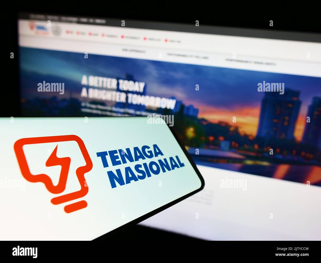 Mobiltelefon mit Logo des malaysischen Unternehmens Tenaga Nasional Berhad (TNB) auf dem Bildschirm vor der Website. Konzentrieren Sie sich auf die Mitte links des Telefondisplays. Stockfoto