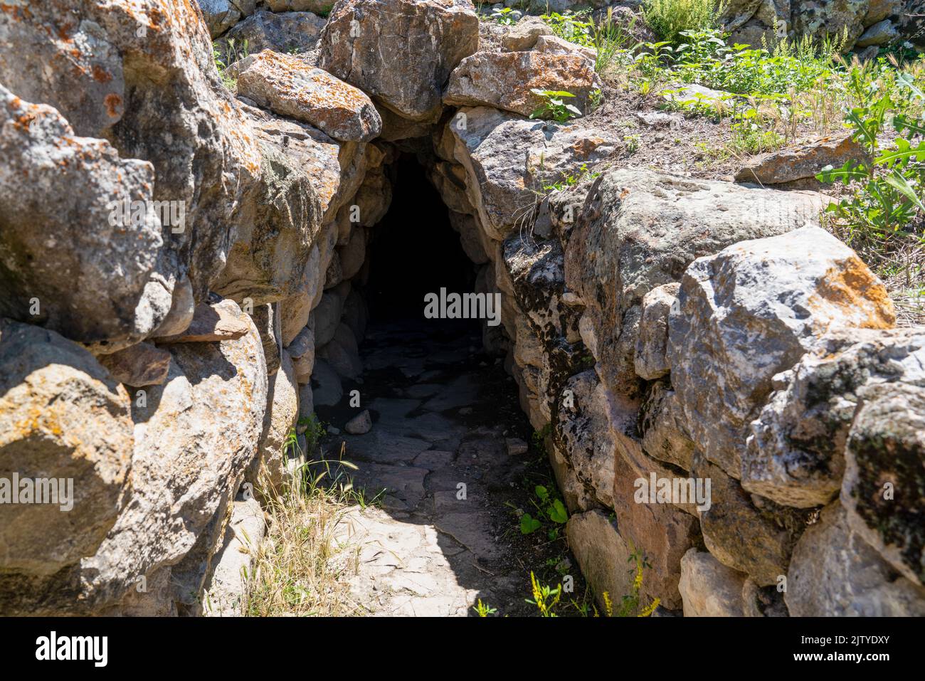 Nahaufnahme der alten hethitischen Tunnel, die mit Steinen in Alacahoyuk, Corum Türkei, gebaut wurden. Geheime Straße und Passage. Stockfoto