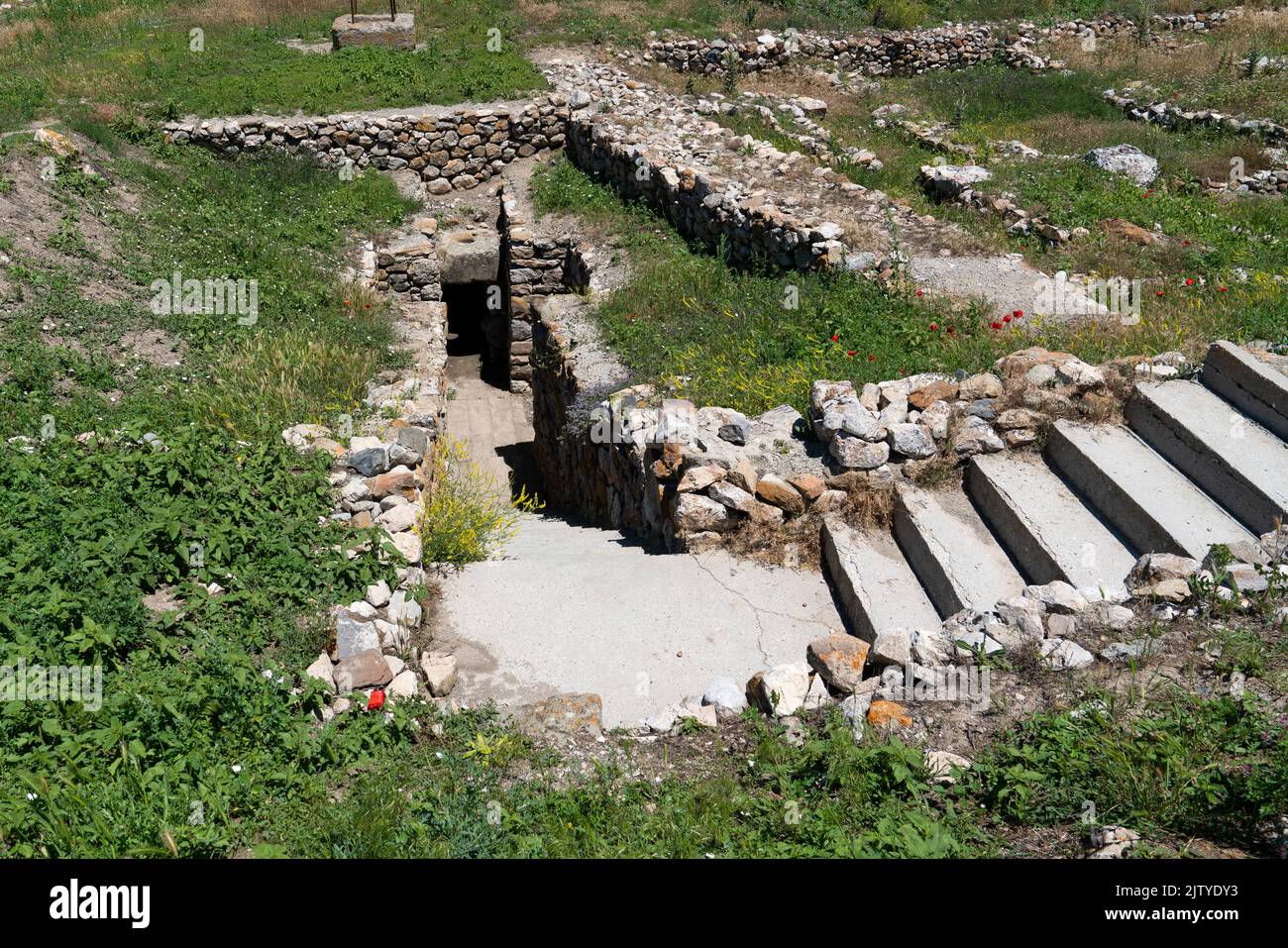Die alten hethitischen Tunnel, die mit Steinen in Alacahoyuk, Corum Türkei, gebaut wurden. Geheime Straße und Passage. Stockfoto