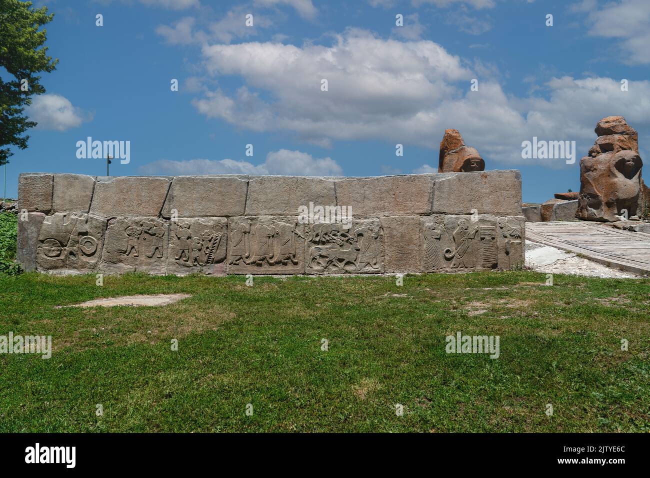Blick auf das Sphinx-Tor mit einigen Skulpturen aus der Hittiterzeit in Alacahöyük. Corum, Türkei Stockfoto