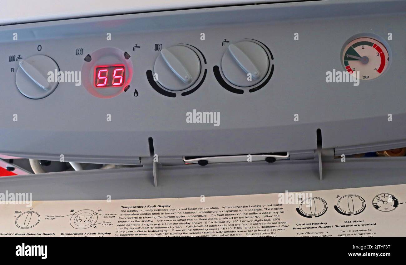 Reduzierung der Kraftstoffkosten durch Senkung der Brennwerttemperatur des zentralen Heizkessels für Heizkörper (links) und Warmwasser (rechts) - auf einem Baxi Platinum Stockfoto