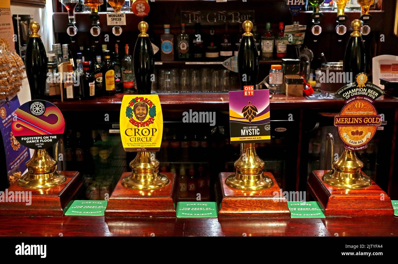 ATVH, Appleton Thorn Village Hall, CAMRA Real Ale Pumps on a bar, Stretton Road, Appleton Thorn, Warrington, ENGLAND, GROSSBRITANNIEN, WA4 4RT Stockfoto