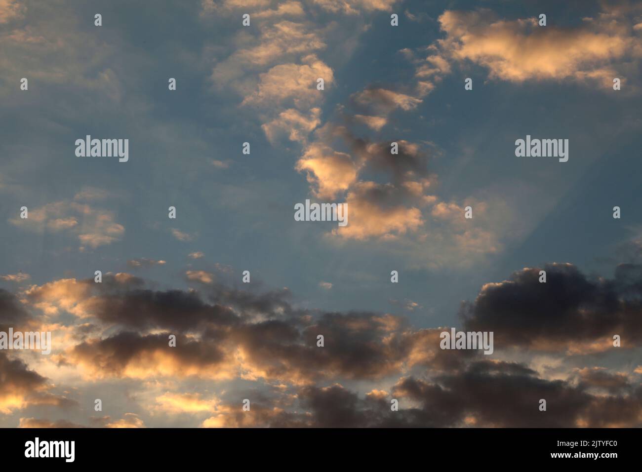 Blauer Himmel und dramatische Wolken Stockfoto