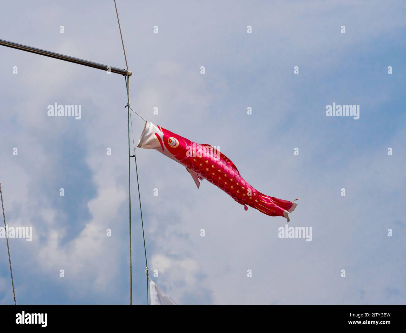 Karpfenstreamer (koinobori) auf dem Bootsmast. Koinobori ist ein Symbol für Stärke, Beharrlichkeit, Kühigkeit und Erfolg. Stockfoto