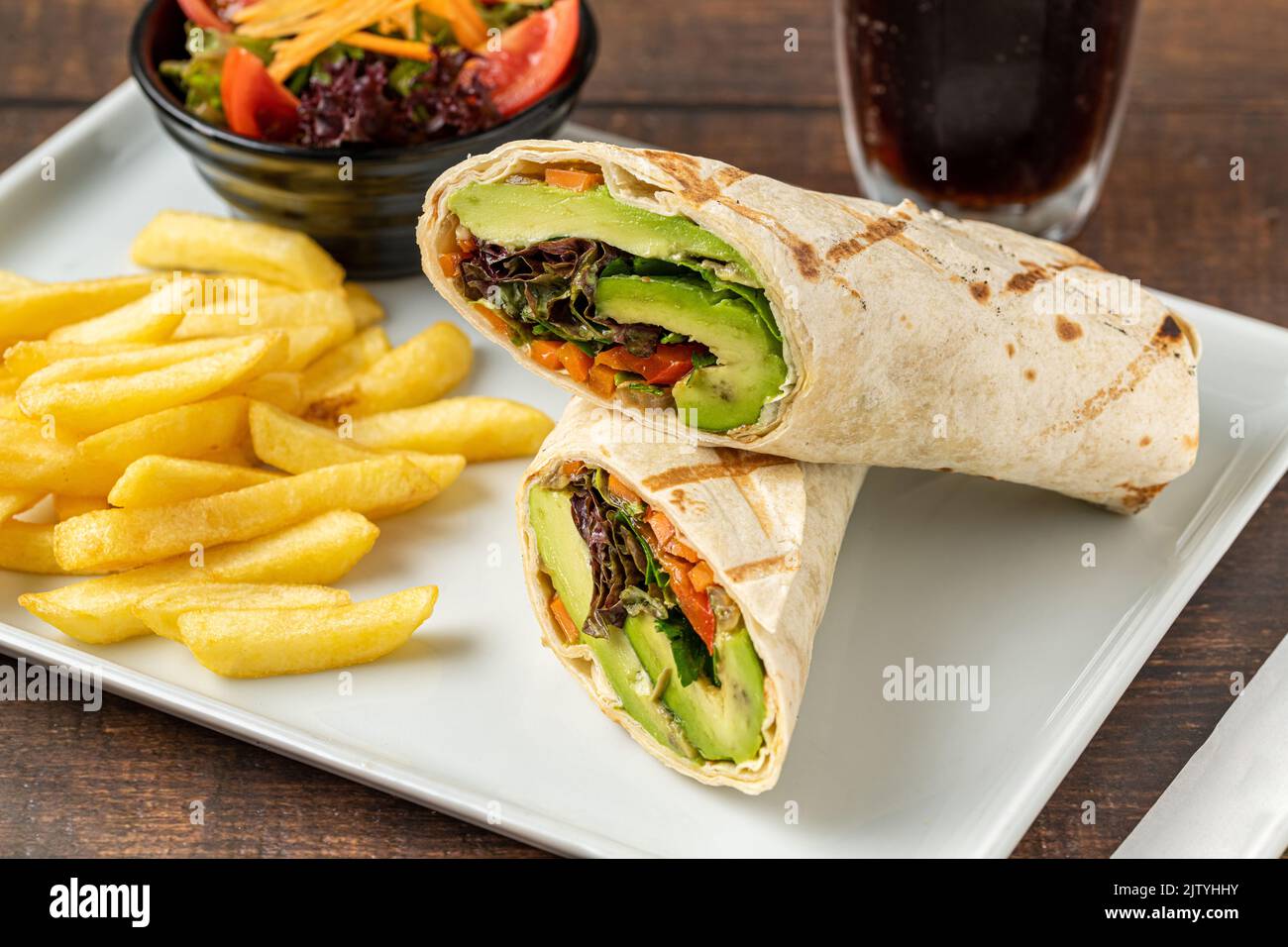 Vegetarische wickeln Pommes frites mit Gemüse auf einen weißen Porzellanteller Stockfoto