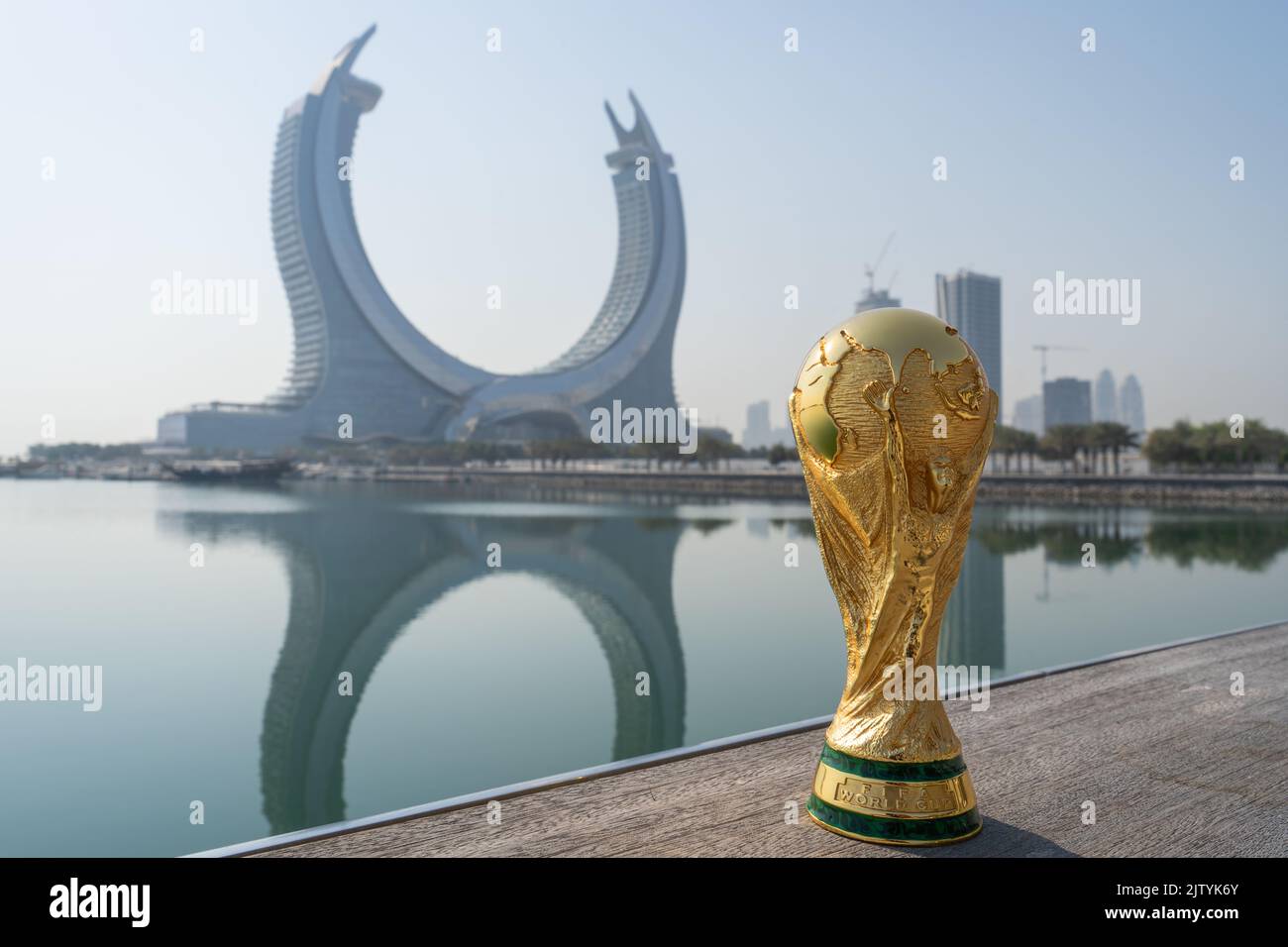 DOHA, KATAR - 2. SEPTEMBER 2022: Trophäe der FIFA WM vor dem Hintergrund des Katara Twin Tower Hotels, Lusail Marina Park Doha, Katar. Stockfoto