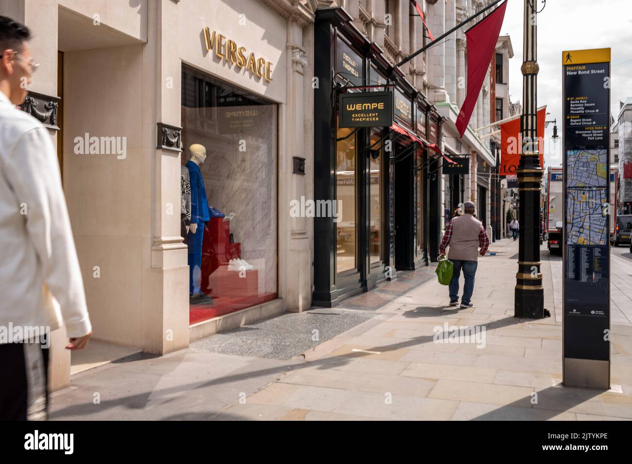 New Bond Street London, Großbritannien. 2. September 2022. New Bond Street, die Heimat der High-End-Geschäfte Londons. Straßen und Geschäfte leer von Käufern und Kunden. Ein Zeichen für die Lebenshaltungskosten-Krise und hohe Inflationsraten von über 10 Prozent, der höchsten seit Februar 1982. Quelle: Rena Pearl/Alamy Live News Stockfoto